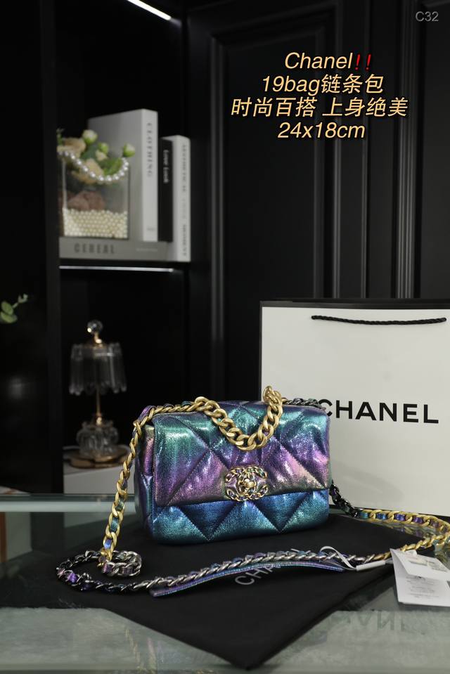 配折叠盒 Chanel香奈儿 19bag链条包 这个新系列整体是自然的线条，手感也是爆棚，软 皮有韧性，19的神韵与 质感在本家匠人手里必须 拿捏的死死的～ 白