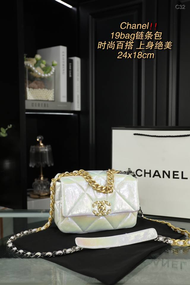 配折叠盒 Chanel香奈儿 19bag链条包 这个新系列整体是自然的线条，手感也是爆棚，软 皮有韧性，19的神韵与 质感在本家匠人手里必须 拿捏的死死的～ 白