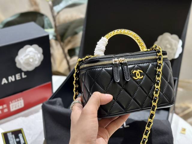 折叠礼盒 Chanel 新款 水晶手柄 小箱子 内置化妆镜 黑色系的搭配很适这季节 复古氛围感瞬间拉满 尺寸17cm