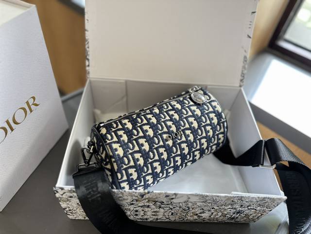 礼盒包装 新款 Dior 枕头包进口原厂帆布面料高清五金logo标志、专用里内里。超顺滑拉链、油边超平滑、做工精致每个细节到位！ 尺寸20cm