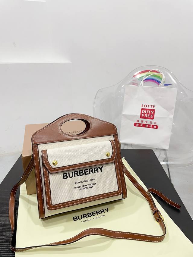 礼盒包装 Burberry 巴宝莉 新品 一包难求的帆布包包目博柏利BURBERRY这一季的帆布系列简直太好看米白色帆布和有质感的棕色羊皮拼接复古又不失休闲感而