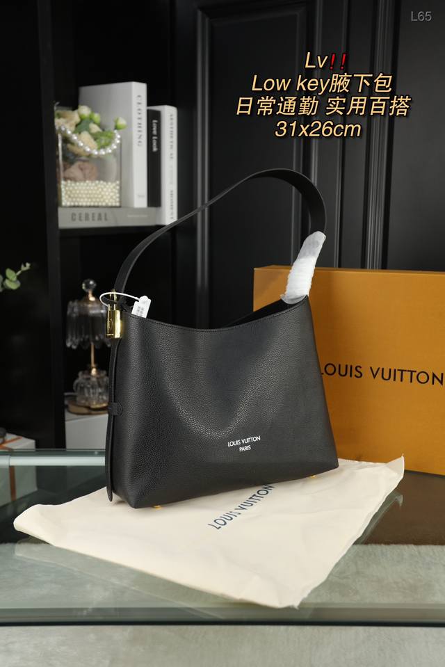 配折叠盒 LV“low key ”hobo腋下托特包 Louis Vuitton 刚刚在官网发售全新Low Key系列手袋，新作选用柔软的粒面牛皮革塑造洗练Ho