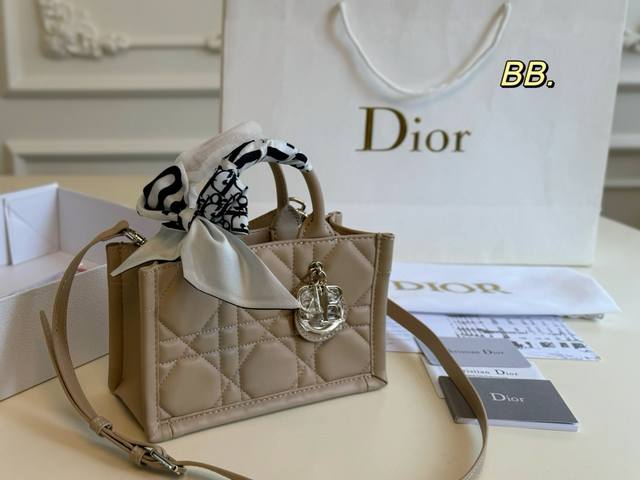 折叠盒 size：21×13 Dior 迪奥Essential 新款托特包 超大菱格纹绗缝，干净利落～ 手提袋上的链条细节， 灵动出位了！低调奢华 质感满，随便