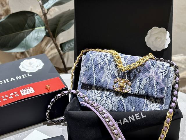 蕾丝 折叠礼盒 Chanel 限定蕾丝19 最近好多明星都在背Chanel 19 这款包是由老佛爷Karl Lagerfeld和Chanel现任创意总监Virg