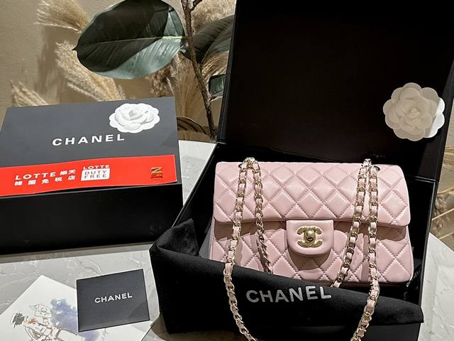 小羊皮 折叠礼盒 Chanel 经典cf23系列手袋。玲娜贝儿粉 全新系列，这个尺寸延续了经典，更加实用和好背了，对高矮胖瘦身材都很友好。 说下皮料，香家专用皮