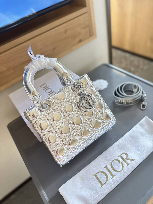 折叠礼盒包装 迪奥Dior 经典系列 4格搭配徽章肩带 戴妃包高端品质 原版皮 可随意对比专柜细节 独家出货 高版本第一批 实拍图一组 我们的版本看实拍 goo