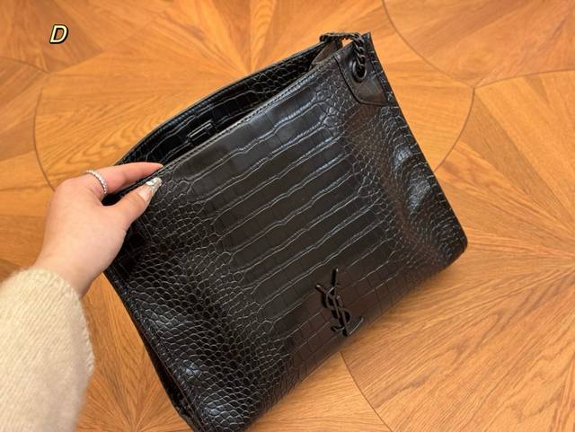 size：33.27cm YSL的niki托特包 niki shopping bag 很不一样杨树林 niki和这款托特确实是别出心裁的设计有种莫名其妙的时髦