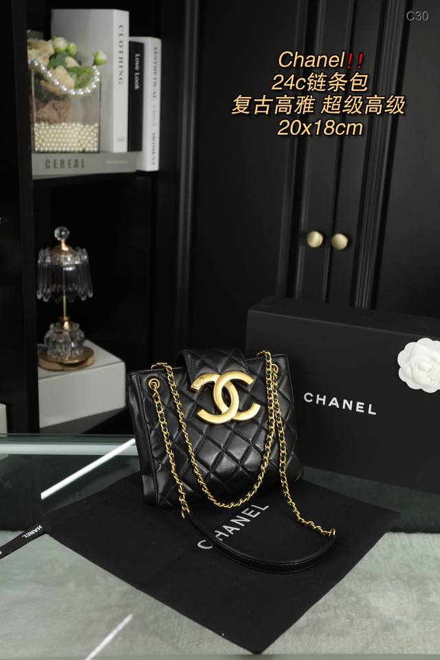 配折叠盒 Chanel香奈儿 24c链条包 独特的魅力是不容小觑的士 属于越背越好看 越背越喜欢的类型～ 都会爱上它的节奏ba！ 尺寸20.18