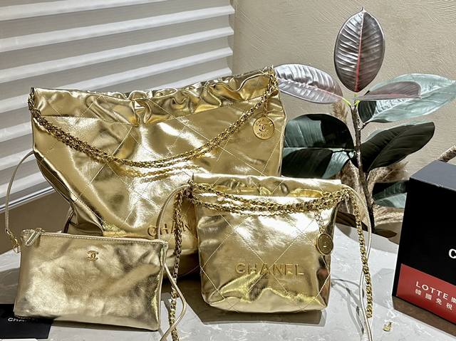 漆皮 飞机礼盒包装 CHANEL 新款 漆皮 22BAG 以数字命名的“垃圾袋” 2021 年10 月，Chanel 品牌艺术总监Virginie Viard在