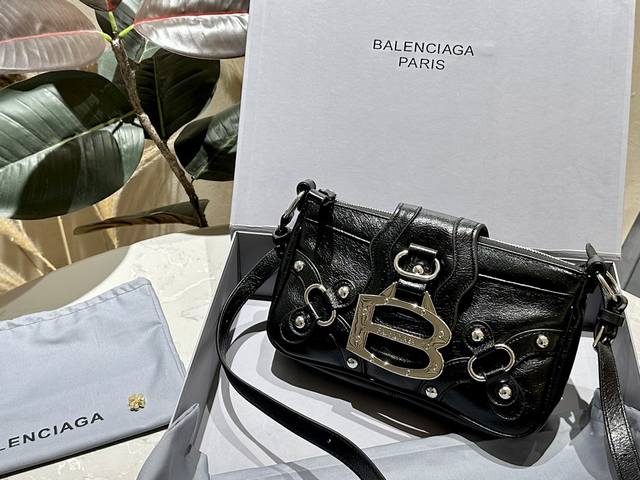 礼盒包装 巴黎世家新款Balenciaga 柔软的大廓形包包 上身慵懒感立刻get、 真的很喜欢又方便又酷的超实用大包 牛皮品质 尺寸26 15cm