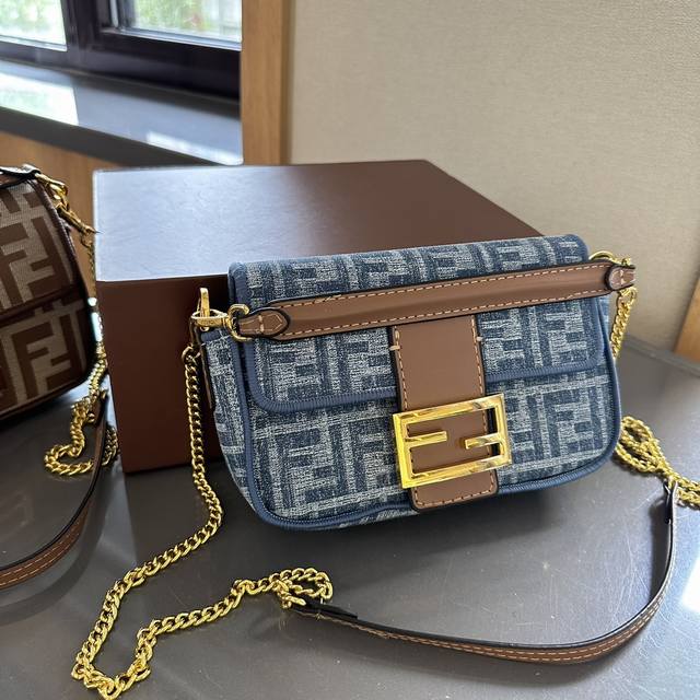 折叠礼盒包装 Fendi Baguette法棍包中号第一眼就觉得砸中了我。加上中号有一根较长的肩带，非常实用。中号的装两个手机，钱包，钥匙，墨镜，口红，粉饼都毫