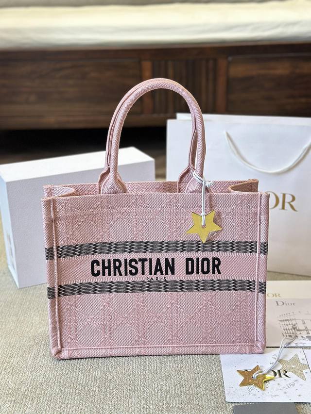 3D浮雕原版布 Dior 原版布提花 Dior book tote今年最喜欢的一款购物袋 tote我用的次数最多的包，因为容量超级大，不管什么东西都向里面放，当