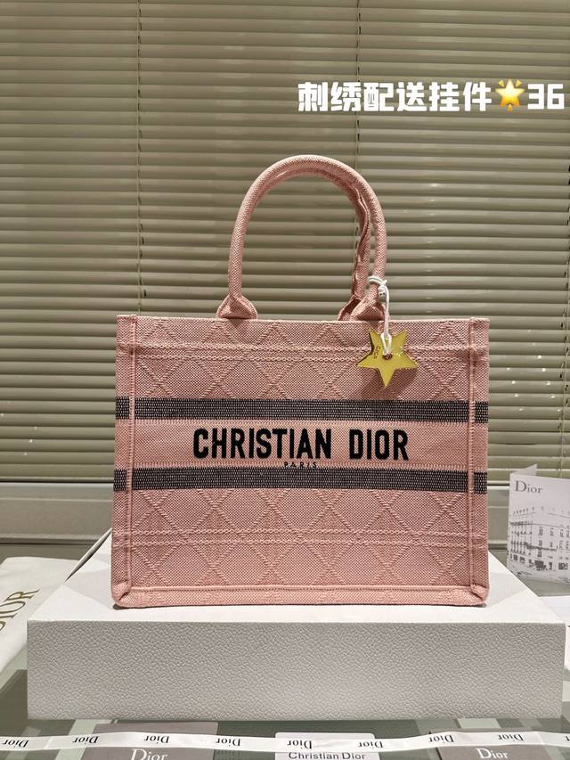 3D浮雕原版布 Dior 原版布提花 Dior book tote今年最喜欢的一款购物袋 tote我用的次数最多的包，因为容量超级大，不管什么东西都向里面放，当