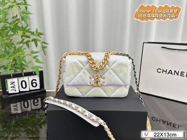 配折叠盒 size:22×13 Chanel香奈儿 珠光19bag链条包 这个新系列整体是自然的线条，手感也是爆棚，软 皮有韧性，19的神韵与 质感在本家匠人手