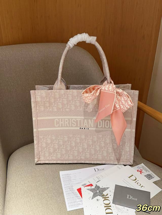 高版本配送丝巾 Dior 迪奥 经典顶级立体提花 粉色字母托特包book tote 尺寸36cm 礼盒包装