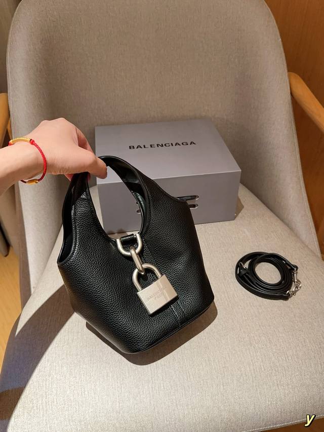 巴黎世家Balenciaga 24新款locker锁头包hobo手提水桶包 尺寸18×16×18 礼盒包装