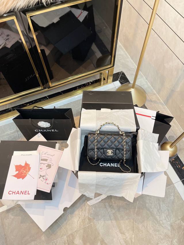 折叠礼盒 Chanel 23K 手柄mini cf handle 手柄款cf款式一直以来都是百看不腻的 23K这季度在经典cf handle基础上搭配了皮穿链手