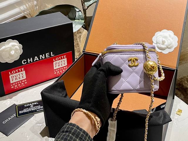 折叠礼盒 高版内置化妆镜 Chanel 小金球 调节扣 盒子包 做到全球断货就是它，chanel金球盒子包没错了，又是香奈儿因为太火爆，都卖光光了小巧的包型和可