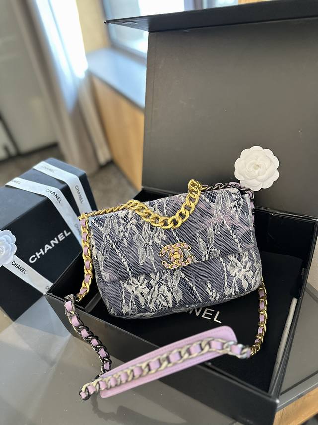 蕾丝 折叠礼盒包装 Chanel 限定蕾丝19 最近好多明星都在背Chanel 19 这款包是由老佛爷Karl Lagerfeld和Chanel现任创意总监Vi