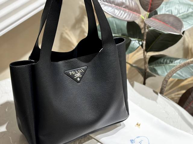 Prada tote包 购物袋慵懒随性又好背 上身满满的惊喜 高级慵懒又随性 彻底心动的一只 size：30 26cm
