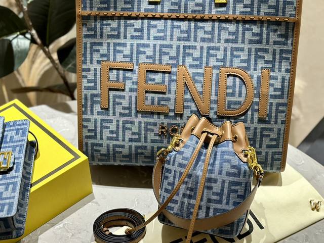 牛仔 折叠礼盒 送丝巾 -Fendi Mon Tresor牛仔水桶手袋 2024年米兰时装周街拍中，潮人们背的最多的包包大概就是Fendi芬迪的这款水桶包了。配