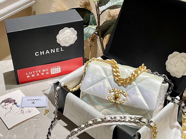 折叠礼盒 原单专柜品质 Chanel 19小羊皮 绝美珠光渐变 最近好多明星都在背Chanel 19 这款包是由老佛爷Karl Lagerfeld和Chanel