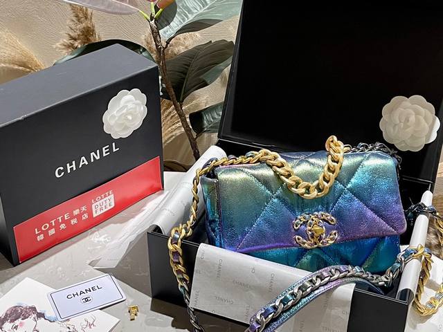 折叠礼盒 原单专柜品质 Chanel 19小羊皮 绝美珠光渐变 最近好多明星都在背Chanel 19 这款包是由老佛爷Karl Lagerfeld和Chanel