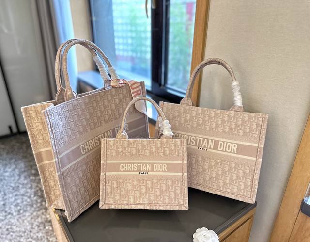 原单刺绣 折叠礼盒包装 Dior托特tote 超实用的4个尺寸 新颜色购物袋~ 出游必备单品！ 尺寸26cm小 35cm中 41cm大