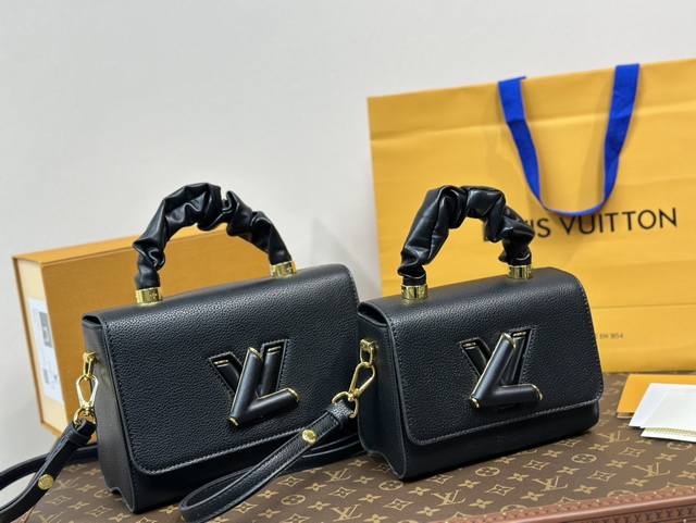 折叠盒 LV里的黑马王子 allblack twist 这款特别的LV你爱了吗 #LVtwist全黑简直太酷，拼皮的手柄又很lady这种属于品牌的独特设计特别值