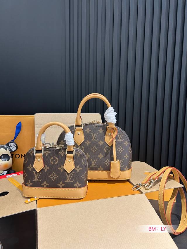 迷你号 中号 配折叠礼盒 L家Alma贝壳包是LV家四大金刚之一，原型来自于1934年由加斯顿威登先生创作的Squire Bag旅行袋，最初是为当时的上流人士出