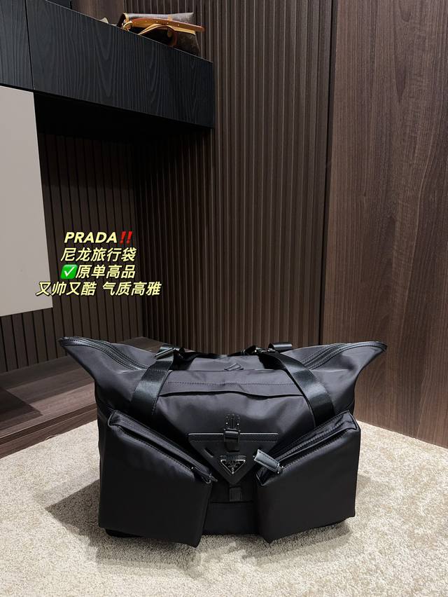 原单高品 尺寸44.37 普拉达 尼龙旅行袋 材质耐造耐磨 设计简约 包身轻便 日常造不心疼 黑色万年长青款 上身酷！时髦！
