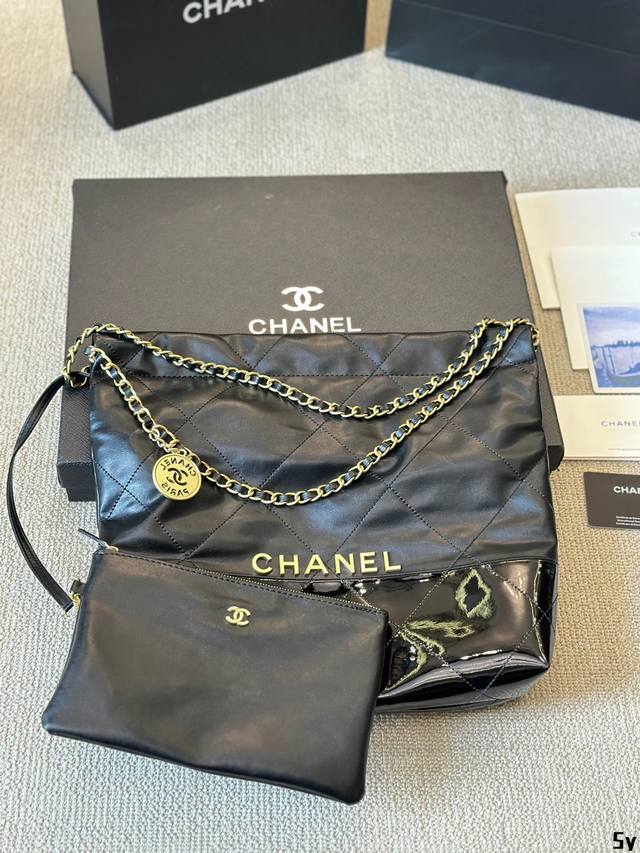 牛皮版本 Chanel 24s 黑 漆皮 香奈儿 当时图出来我就知道这只“垃圾袋”有着不一样的含义，毕竟它是有纯数字命名的贵族！ 这只22的材质是牛皮做的，用牛