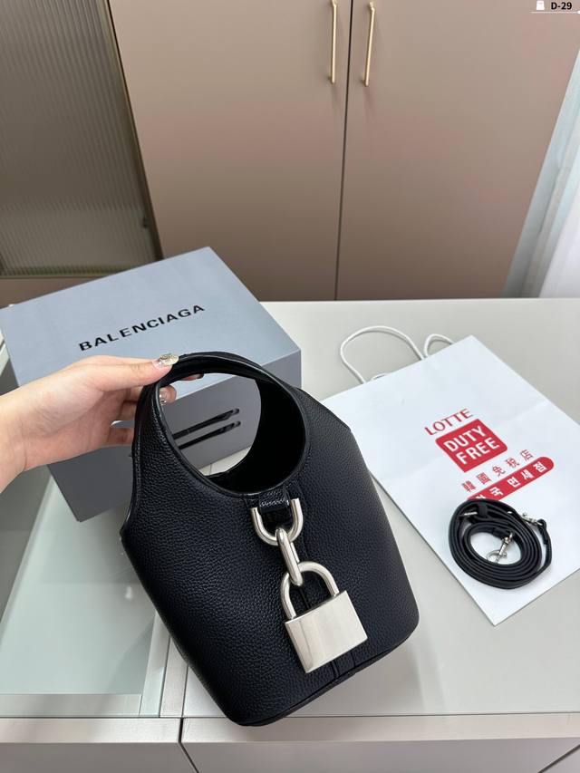 巴黎世家 Balenciaga locker锁头包 头层牛皮 原单品质到没朋友 就是酷 时尚感超强 辦识度很高 方方正正很能装，上身也帅气 D-29尺寸15.1