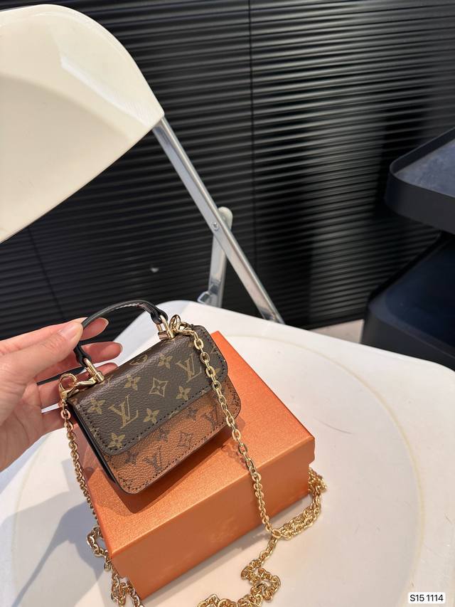 配盒子 给你的哈基米也安排--个小包包吧 Louis Vuitton路易威登Iv迷你手提水桶包挂件 章本款SPeedy Monogram包饰以精巧尺寸重新设计著