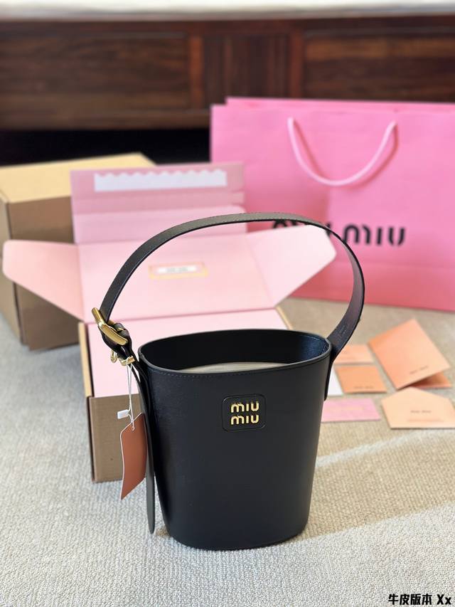 牛皮版本 miumiu限定款水桶包 简单又好看 miumiu而且超级实用， #miumiu新款包包 尺寸14 20cm