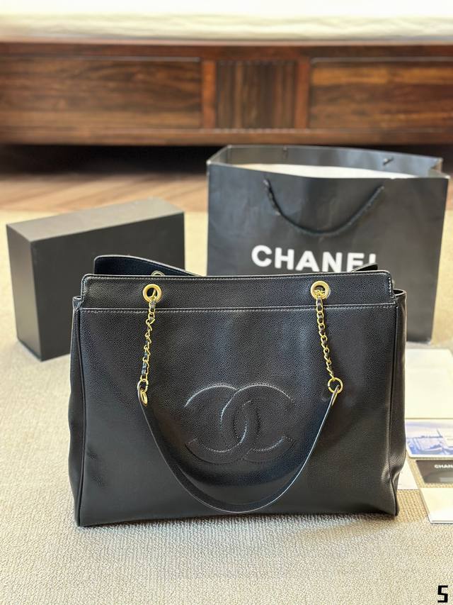 Chanel 托特包 人手必备的超大容量托特包 时尚能装超轻 黑白色的经典搭配 灵魂是包包的毛边 太喜欢惹 尺寸40 35cm