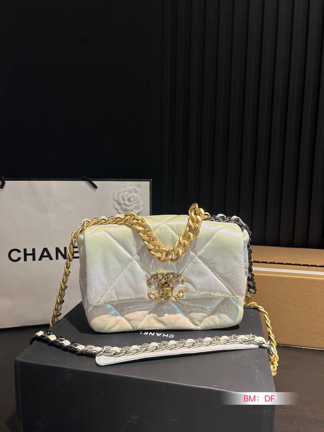 配折叠礼盒 原单专柜品质 Chanel 19小羊皮 绝美珠光渐变 最近好多明星都在背Chanel 19 这款包是由老佛爷Karl Lagerfeld和Chane