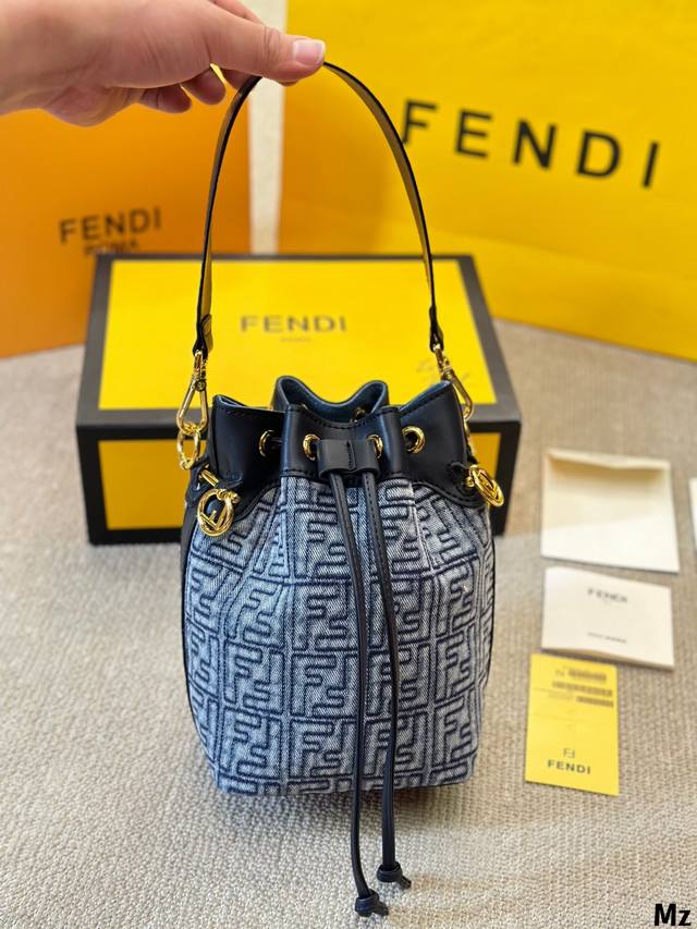 牛皮版本 -Fendi Mon Tresor小号水桶手袋 2024年米兰时装周街拍中，潮人们背的最多的包包大概就是Fendi芬迪的这款水桶包了。配有抽绳和Fen