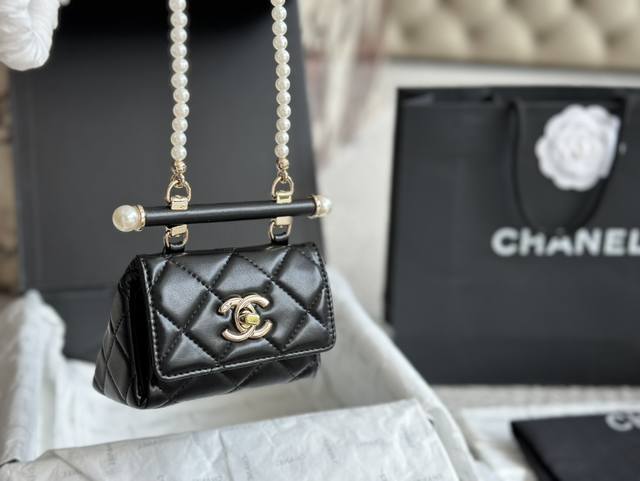 配盒 Chanel 24S珍珠链mini三角包好美腻 珍珠链条小废包实在太可爱啦 搭配珍珠，浪漫气息妥妥的衬托出来 巴掌大小，可盐可甜的手拎和斜挎都合适呀 搭配