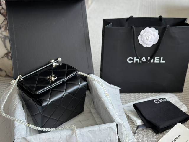 配盒 Chanel 24S珍珠链三角包好美腻 珍珠链条小废包实在太可爱啦 搭配珍珠，浪漫气息妥妥的衬托出来 巴掌大小，可盐可甜的手拎和斜挎都合适呀 搭配小手柄设