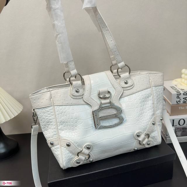 配礼盒 巴黎世家新款 Balenciaga 柔软的大廓形包包上身慵懒感立刻 get、 真的很喜欢又方便又酷的超实用大包！ ！牛皮品质 尺寸30.25cm