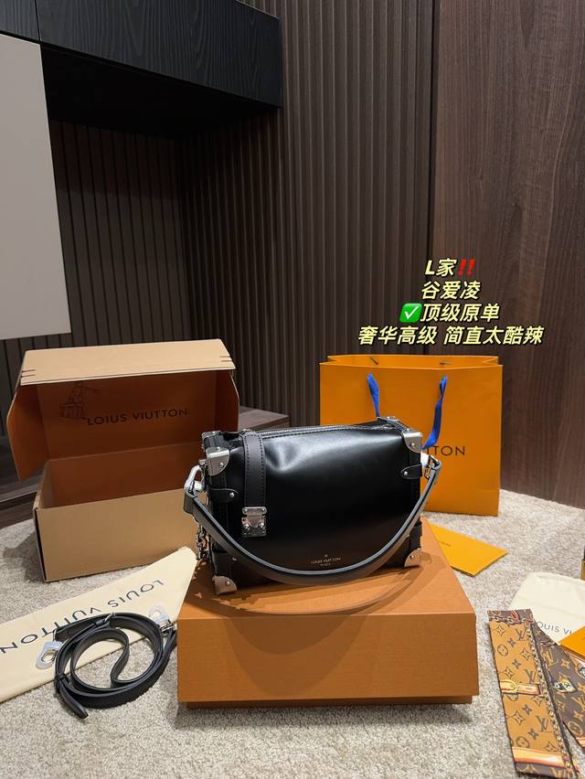 顶级原单 全套包装尺寸23.15 Lv 谷爱凌 以本款雅致Side Trunk 中号手袋致意品牌传统硬箱。粒面牛皮革包身点缀光滑牛皮革饰边、S-lock 锁扣与