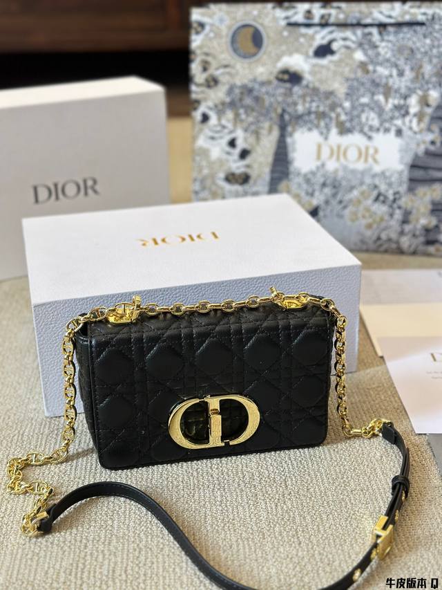 牛皮版本 新款Dior Caro手袋采用牛皮革精心制作，以标志性的藤格纹针脚打造绗缝细节。材质柔软，翻盖饰以复古金色饰 面金属“CD”扣环，灵感源自Christ