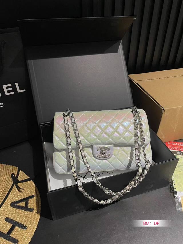 配折叠礼盒 Chanel 高级珠光渐变cf 真的是入了Chanel 2. 55的 cf 绝美细闪 超高级 真的一定要买！买的中号比cf的中号大，非常适合秋冬出门