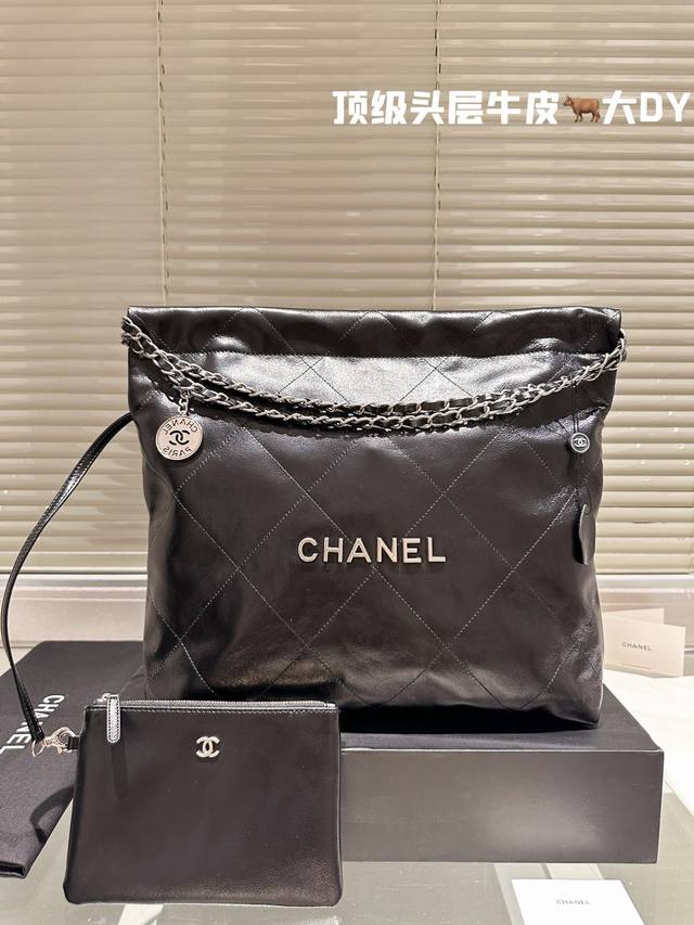 顶级原单 头层皮 CHANEL 22BAG 以数字命名的“垃圾袋” 2021 年10 月，Chanel 品牌艺术总监Virginie Viard在2022年春夏