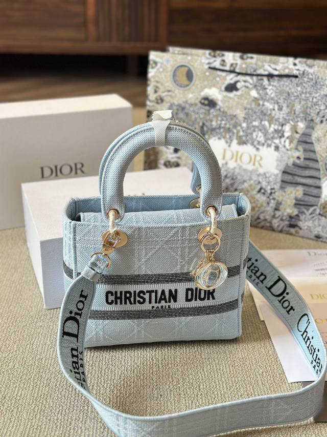 顶级原单 Dior Lady D-Lite刺绣包明星同款 刺绣戴妃配斜挎带 D家最具有代表性的包包,拥有众多的粉丝~D家 lady D-Lite～诞生于20世纪