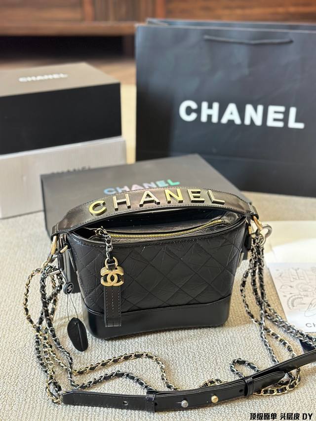 顶级原单 头层皮 2024香家新颜色 说2024最最最红的包包，一定就是来自Chanel的Gabrielle手袋啦香奈儿 流浪包 它最早出新是在Chanel 2