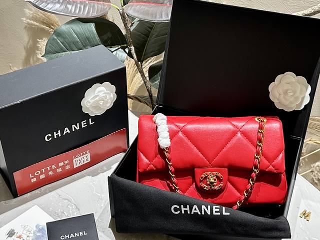 折叠礼盒包装 Chanel 真的是入了chanel 2. 55的 大菱格 超高级 真的一定要买！买的中号比cf的中号大，非常适合春夏出门装很多零碎东西 千万不要