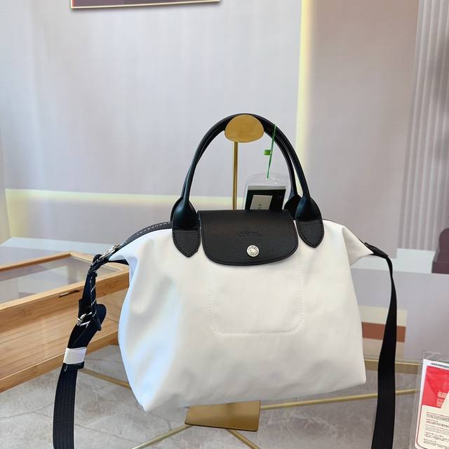 经济又实用的包包选这个 珑骧 Longchamp购物袋 真的每个女生都应该有一个珑骧 超级能装！ 而且背上很显气质哎！ 尺寸：27 21 N