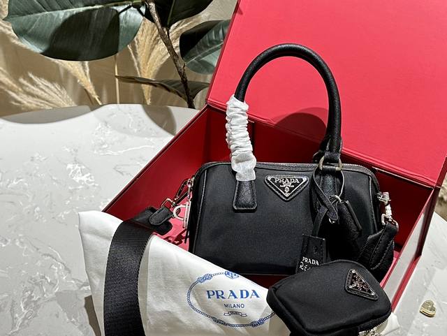 礼盒包装 Prada新款帆布 二合一枕头包 一眼相中复古又高级的包包 可单肩和斜挎，满满的高级感！ 背上身秒变气质女孩 各种各样百搭金时尚又实用 尺寸18 14
